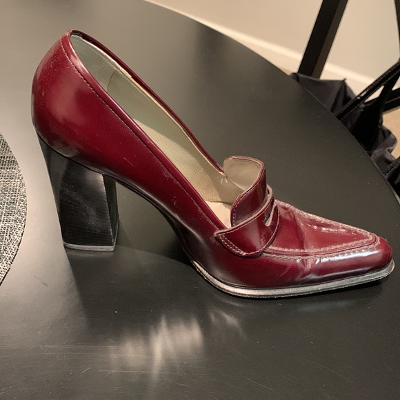 Stunning and classic pumps from Prada. Gently used - Picture 2 of 3